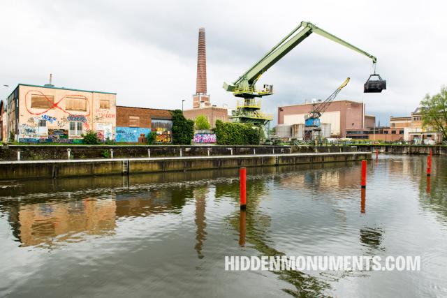 Hydraulic harbour crane